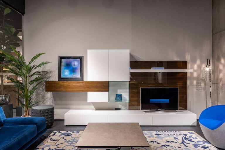Een prachtig voorbeeld van een landelijke stijl tv-meubel in een warm en gezellig interieur.