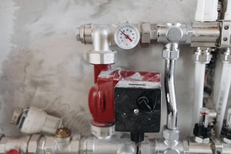 Een industriële installatie met heat tracing systemen voor temperatuurbehoud in leidingen en tanks.