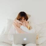 Een warme elektrische deken op een bed in een gezellige slaapkamer tijdens een koude nacht.