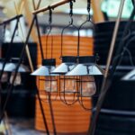 Een moderne en industriële lamp in een sfeervol interieur, perfect voor elke ruimte.