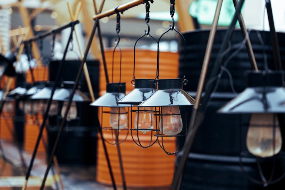 Een moderne en industriële lamp in een sfeervol interieur, perfect voor elke ruimte.