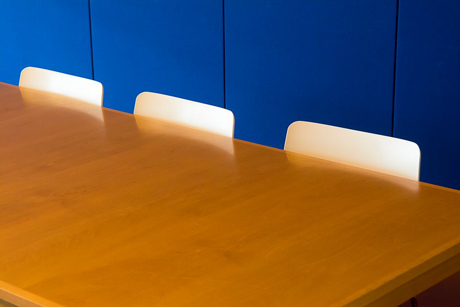 Stijlvolle ovale houten vergadertafel in een moderne kantooromgeving met comfortabele stoelen.