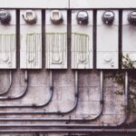 Een overzicht van EMS-systemen die energiegebruik optimaliseren in woningen en bedrijven met zonnepanelen en laadpalen.