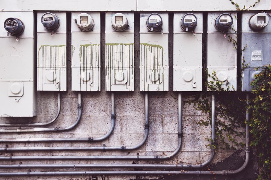 Een overzicht van EMS-systemen die energiegebruik optimaliseren in woningen en bedrijven met zonnepanelen en laadpalen.